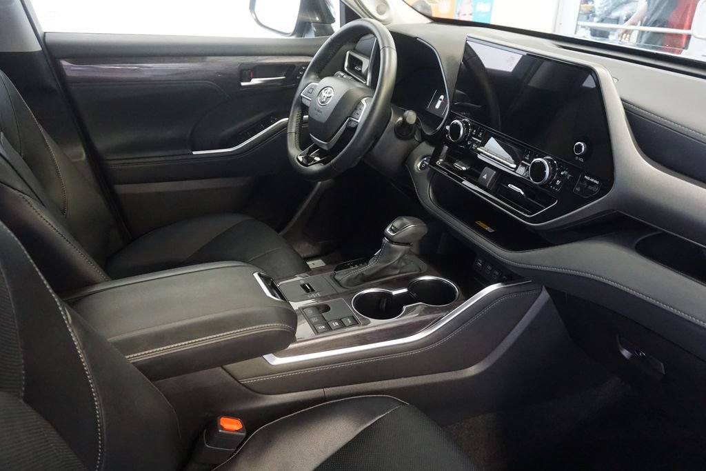 Used 2025 Toyota Highlander Limited AWD/4WD image 29