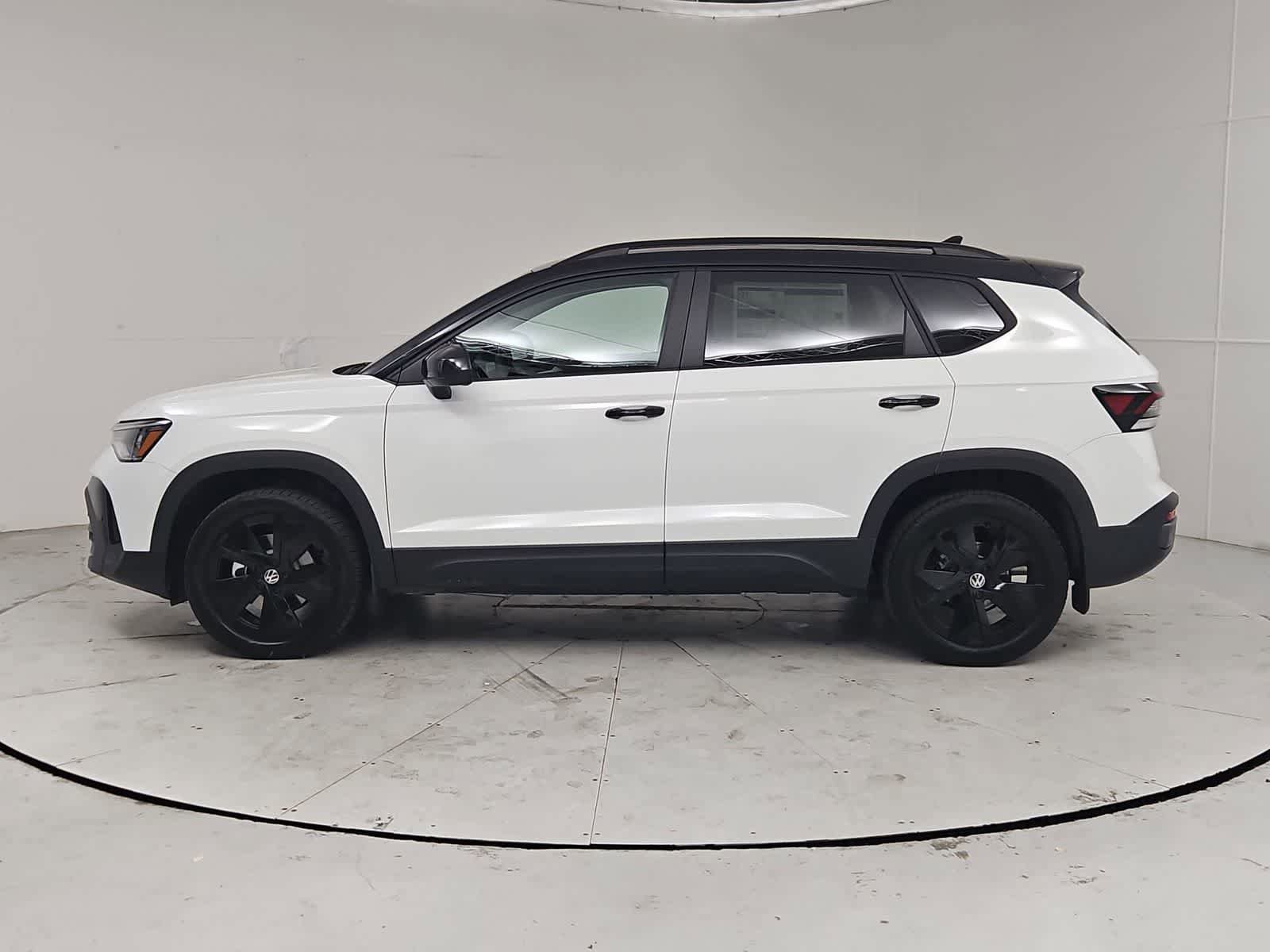 New 2026 Volkswagen Taos SE FWD image 3