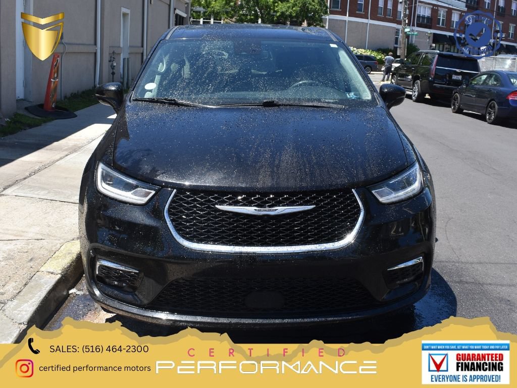 Used 2024 Chrysler Pacifica Touring-L FWD image 1