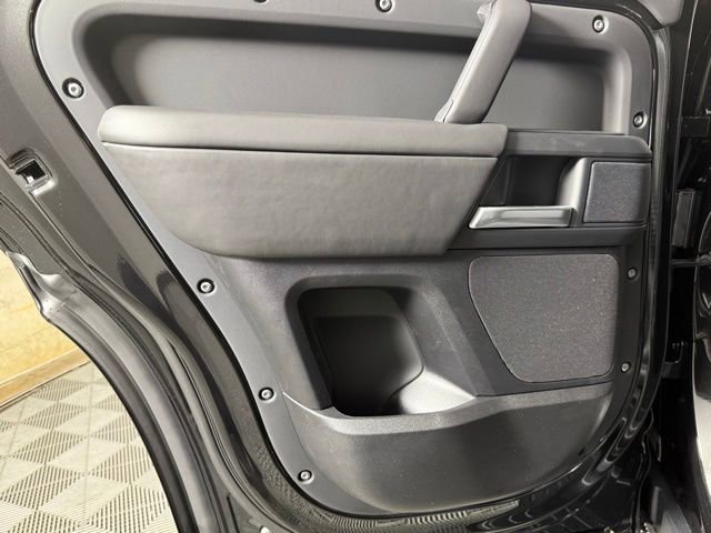 New 2026 Land Rover Defender 110 X-Dynamic SE AWD/4WD image 23