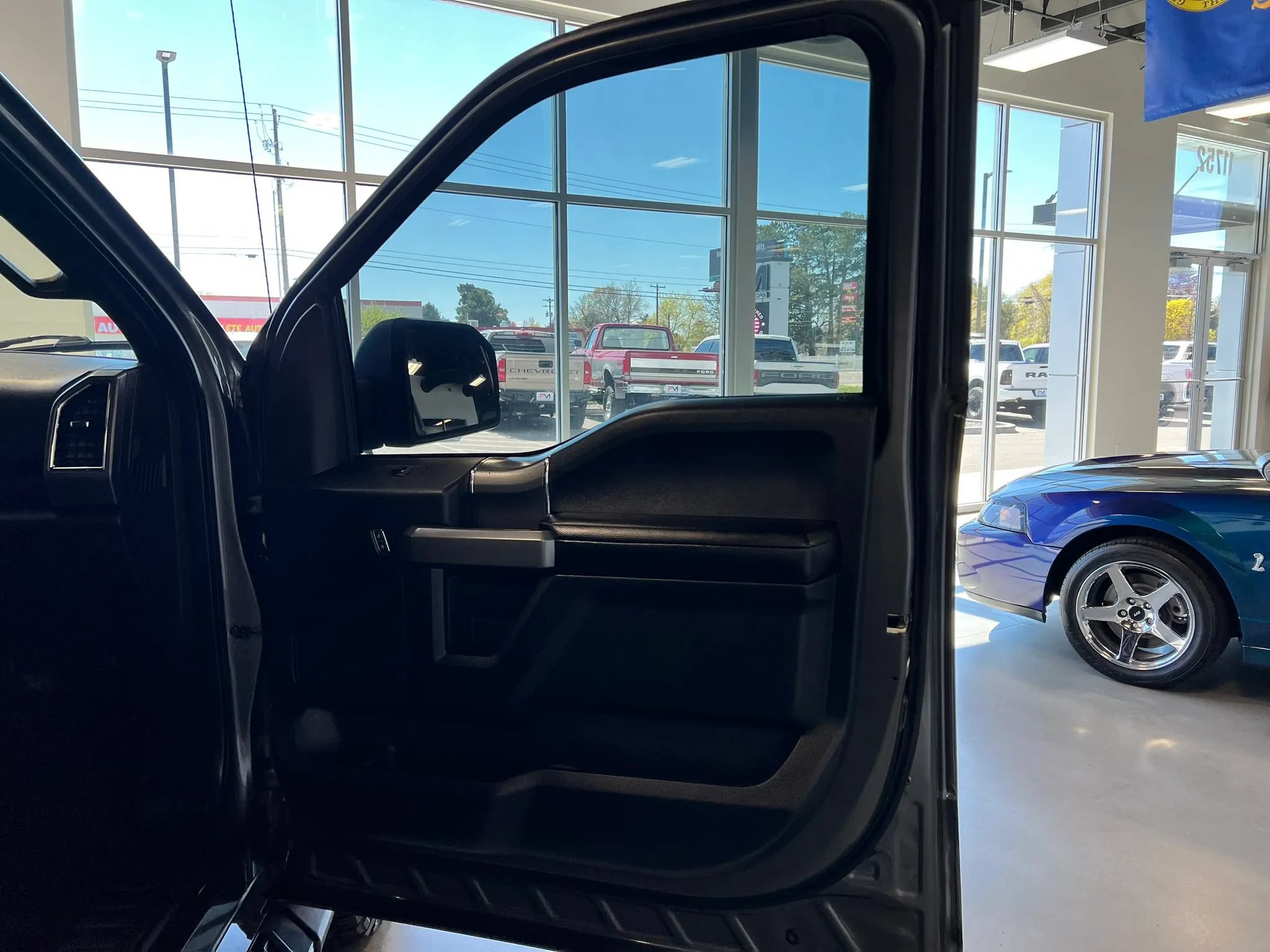 Used 2015 Ford F150 XLT w/ Equipment Group 302A Luxury AWD/4WD image 21