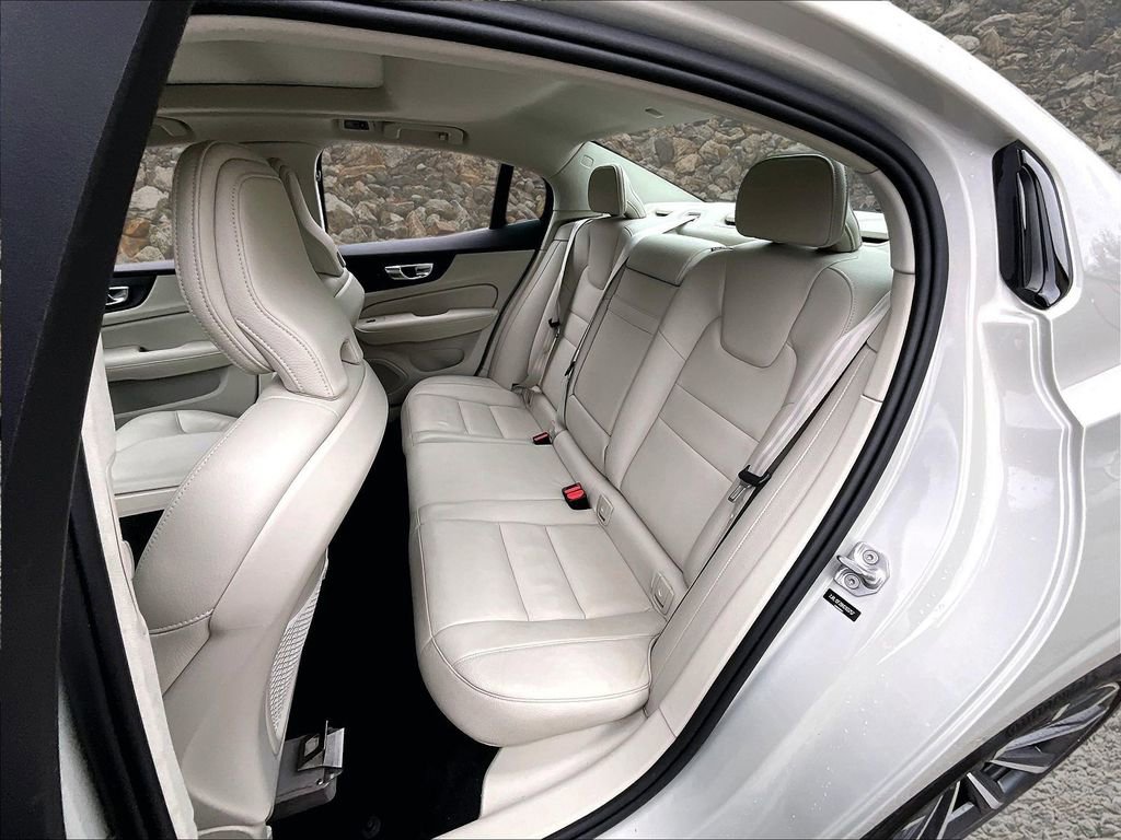 Used 2022 Volvo S60 B5 Momentum w/ Climate Package FWD image 24