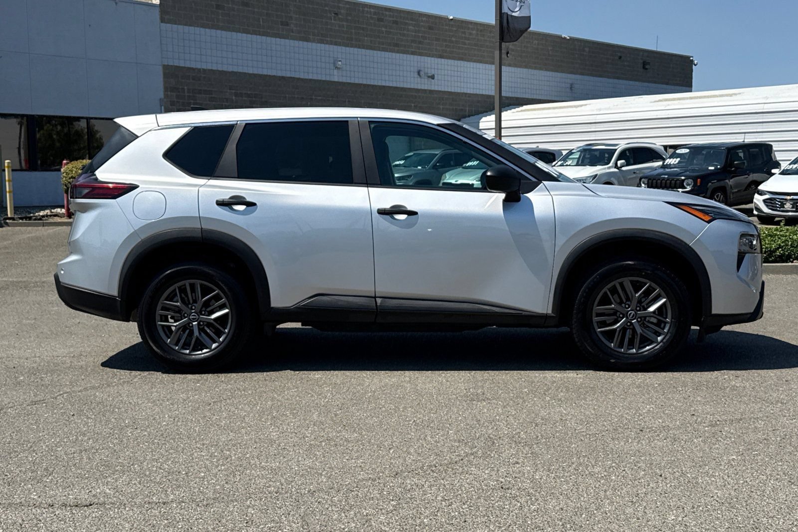 Used 2024 Nissan Rogue S FWD image 3