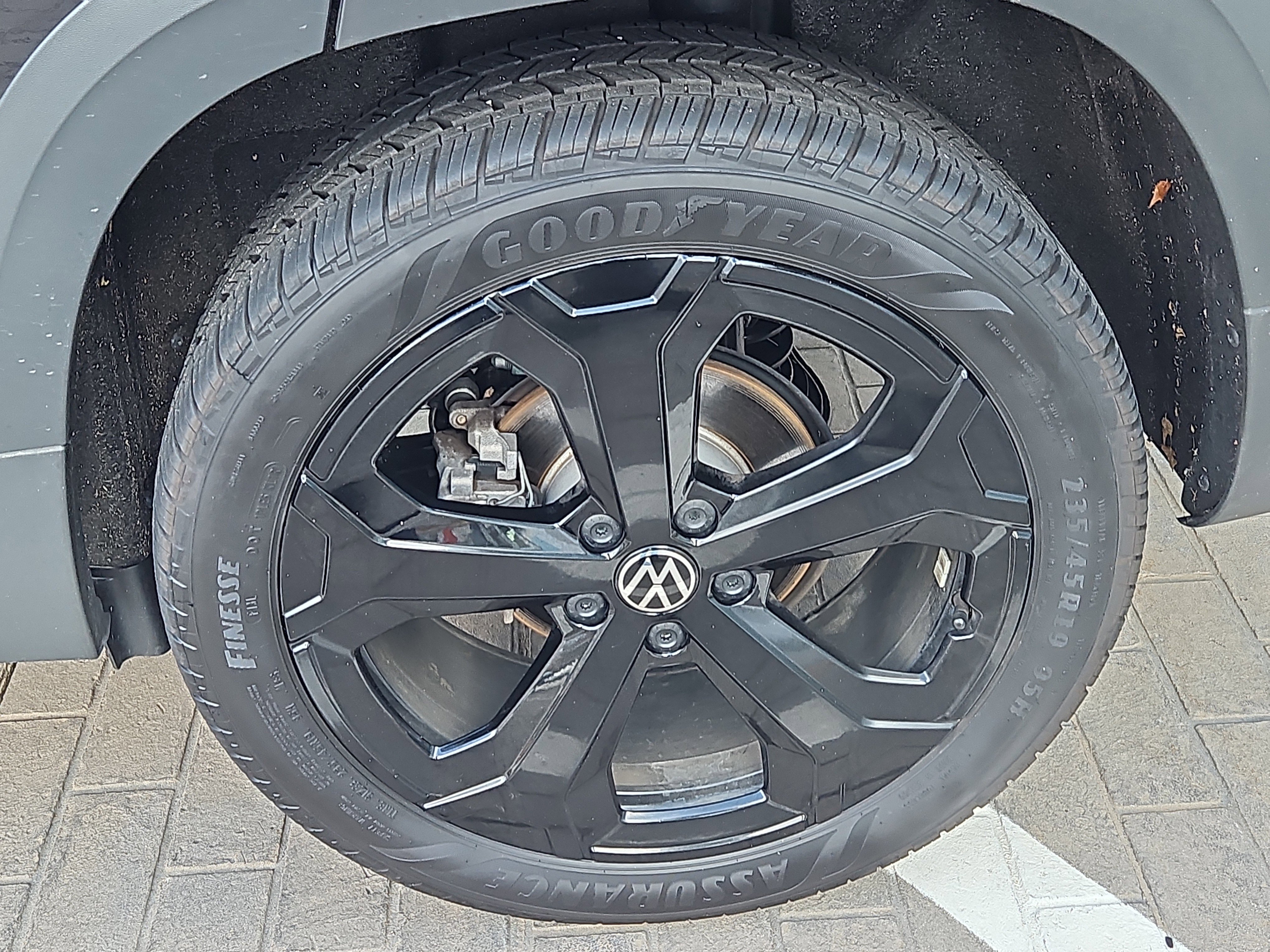 Used 2025 Volkswagen Taos SEL image 29