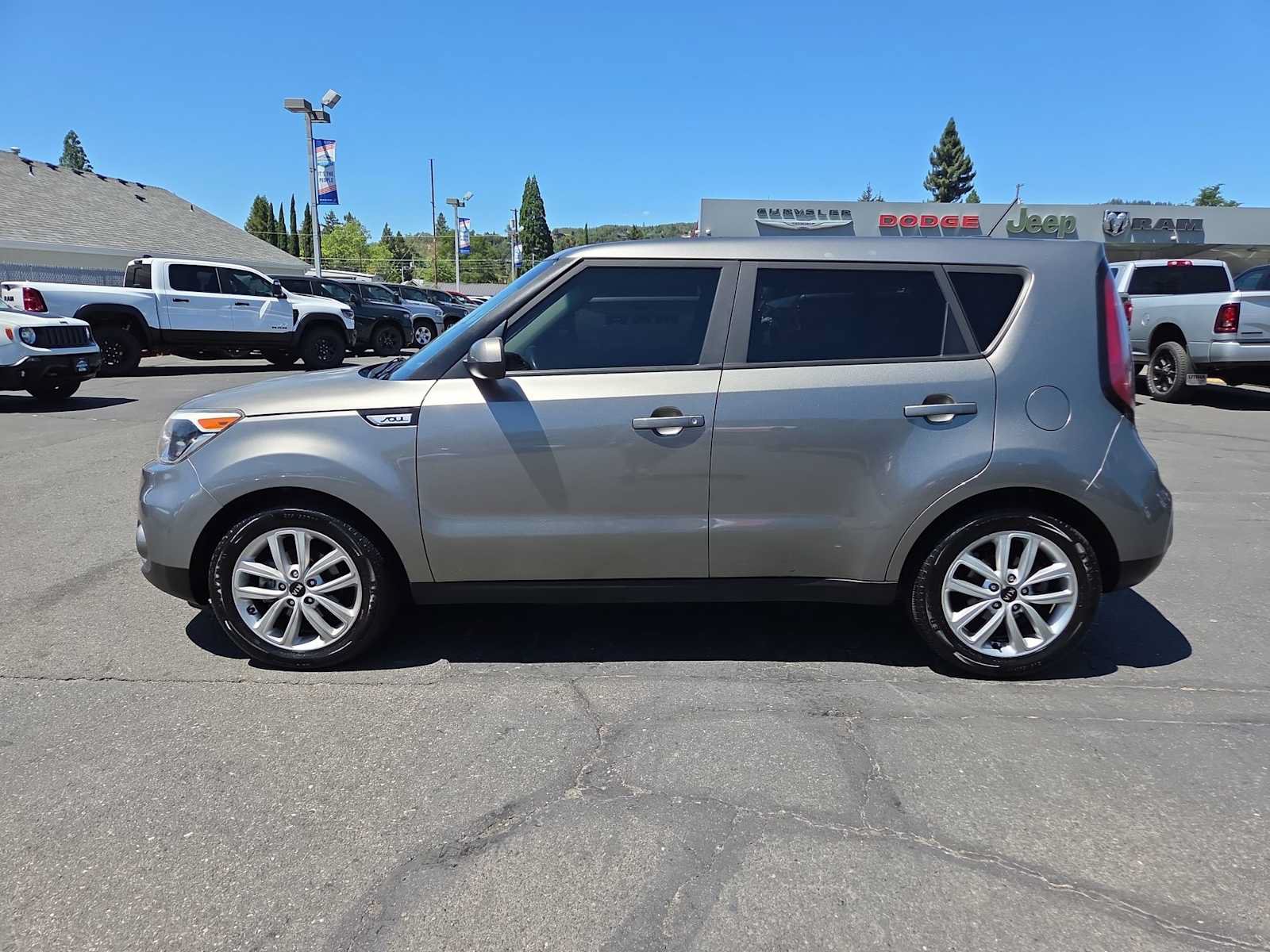 Used 2017 Kia Soul + FWD image 11
