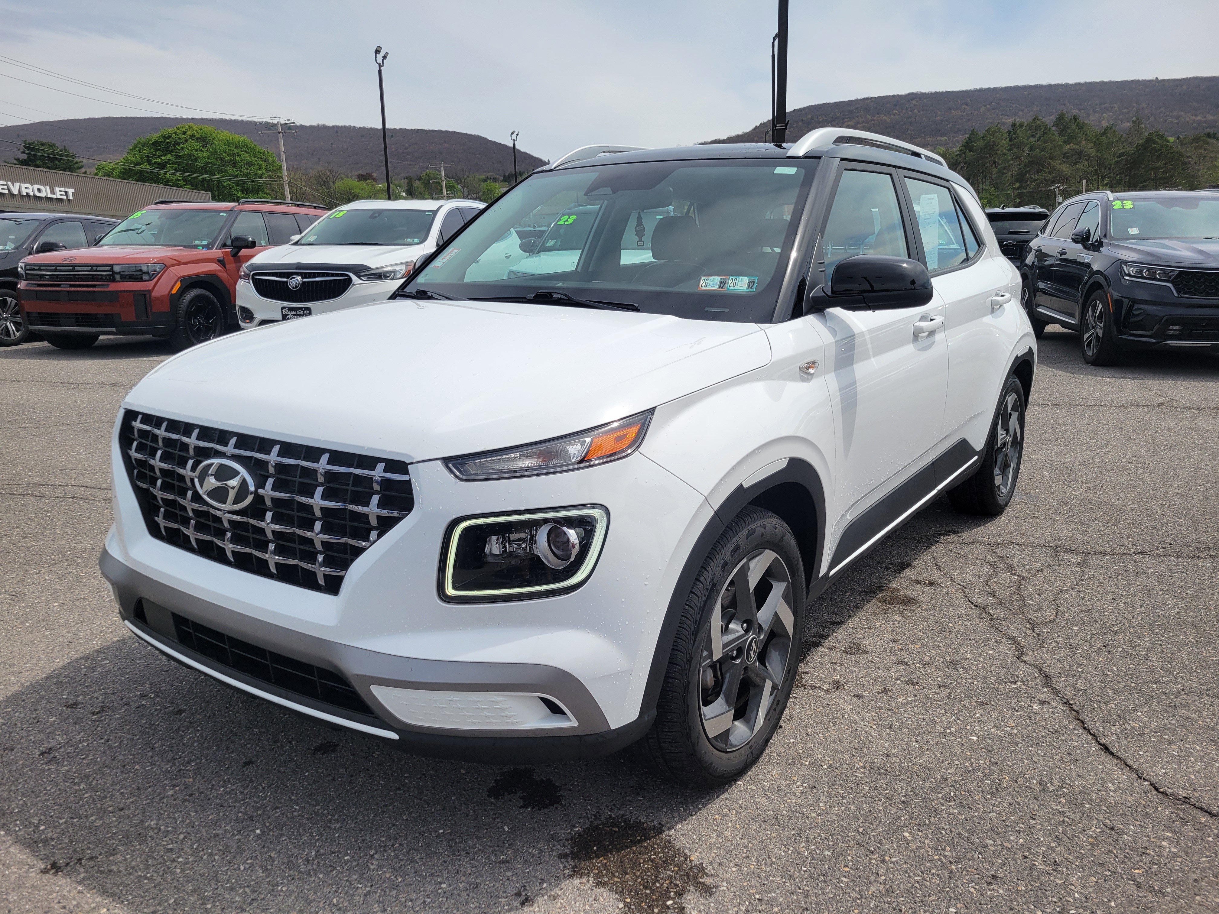 Used 2023 Hyundai Venue Limited video 5