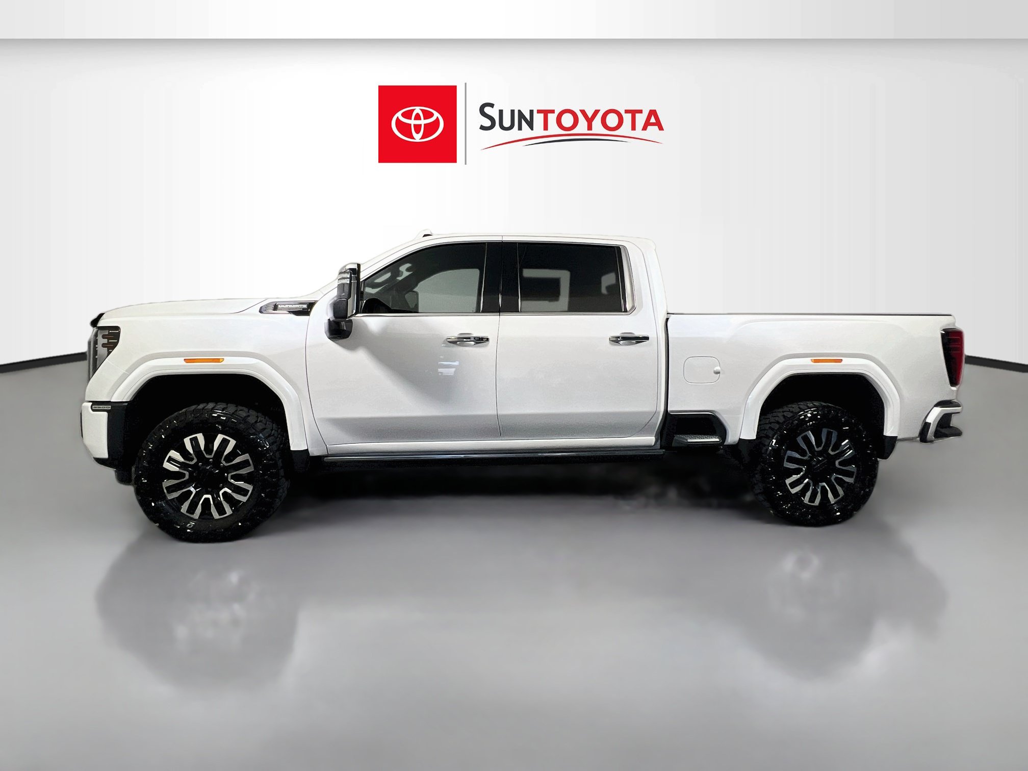 Used 2024 GMC Sierra 2500 Denali Ultimate AWD/4WD image 7