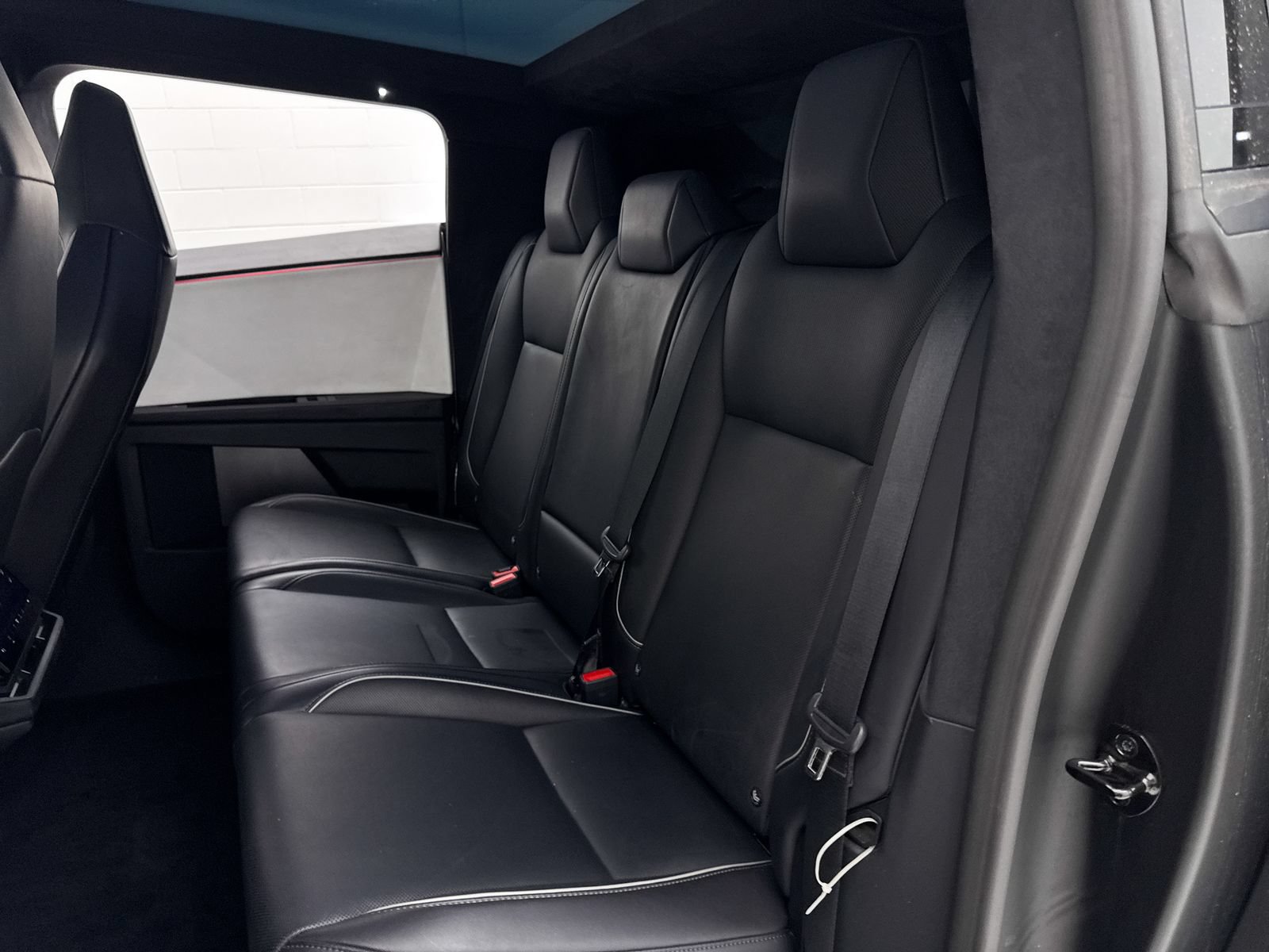 Used 2024 Tesla Cybertruck AWD Crew Cab image 31