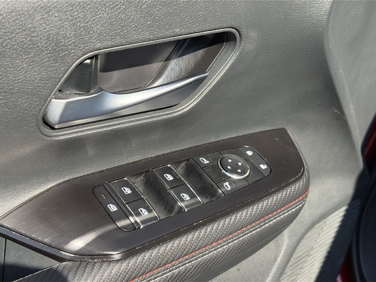 Used 2025 Nissan Kicks SR FWD image 17