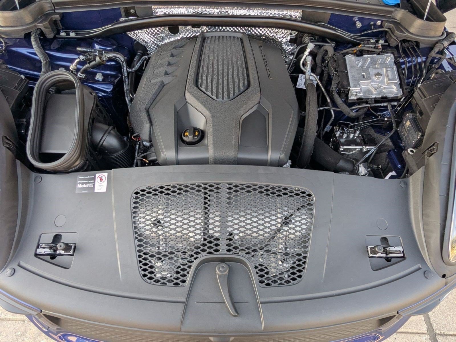 Certified 2026 Porsche Macan AWD/4WD image 28