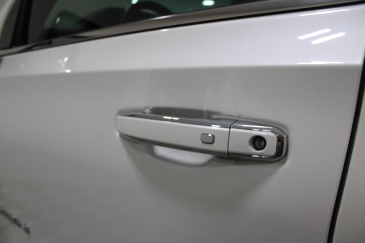 Used 2024 GMC Yukon SLT w/ SLT Luxury Package AWD/4WD image 16