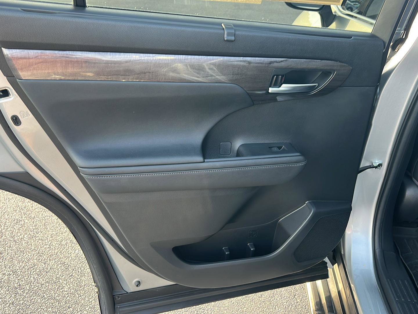 Used 2023 Toyota Highlander Limited image 17