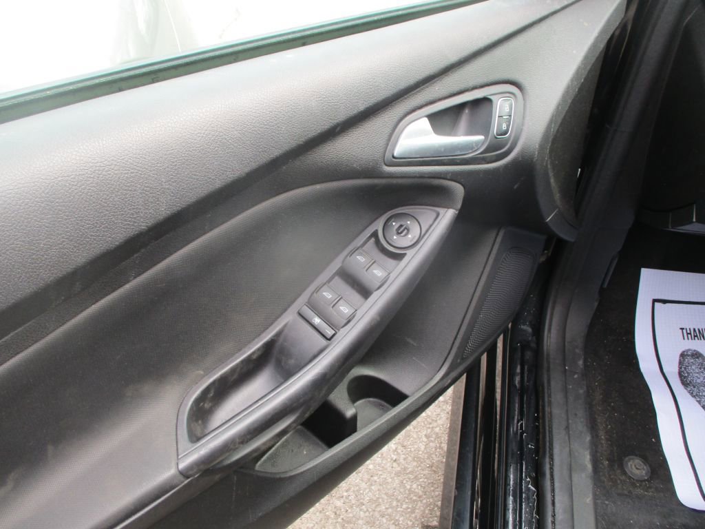 Used 2015 Ford Focus SE w/ SE Sport Package image 9