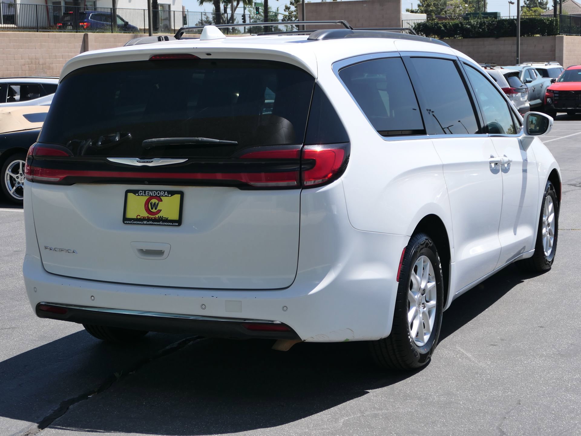 Used 2022 Chrysler Pacifica Touring-L image 3