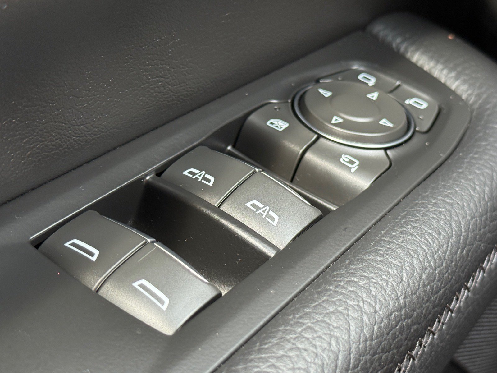 Used 2025 GMC Yukon XL Denali AWD/4WD image 16