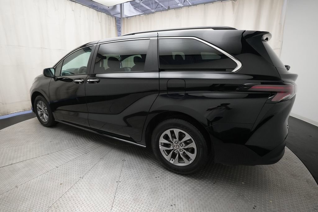 Used 2023 Toyota Sienna XLE FWD image 35