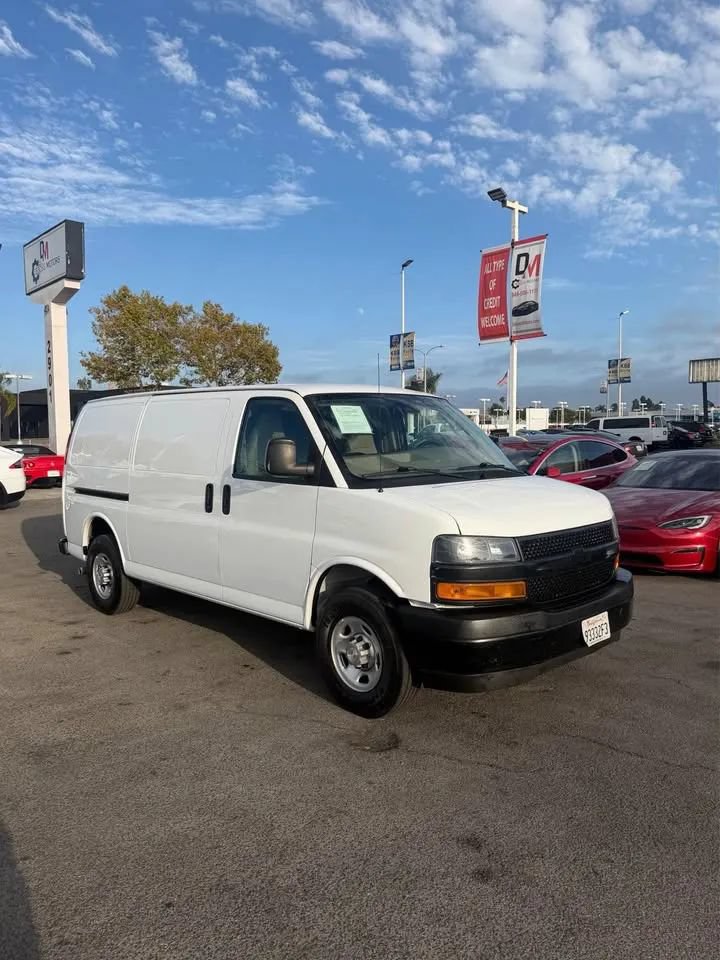 Used 2021 Chevrolet Express 3500 w/ Driver Convenience Package RWD image 3