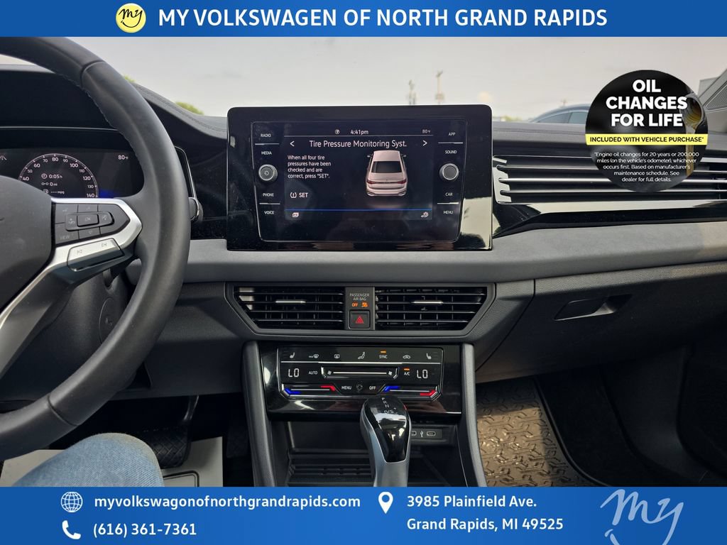Used 2025 Volkswagen Jetta SE w/ Sunroof Package FWD image 21