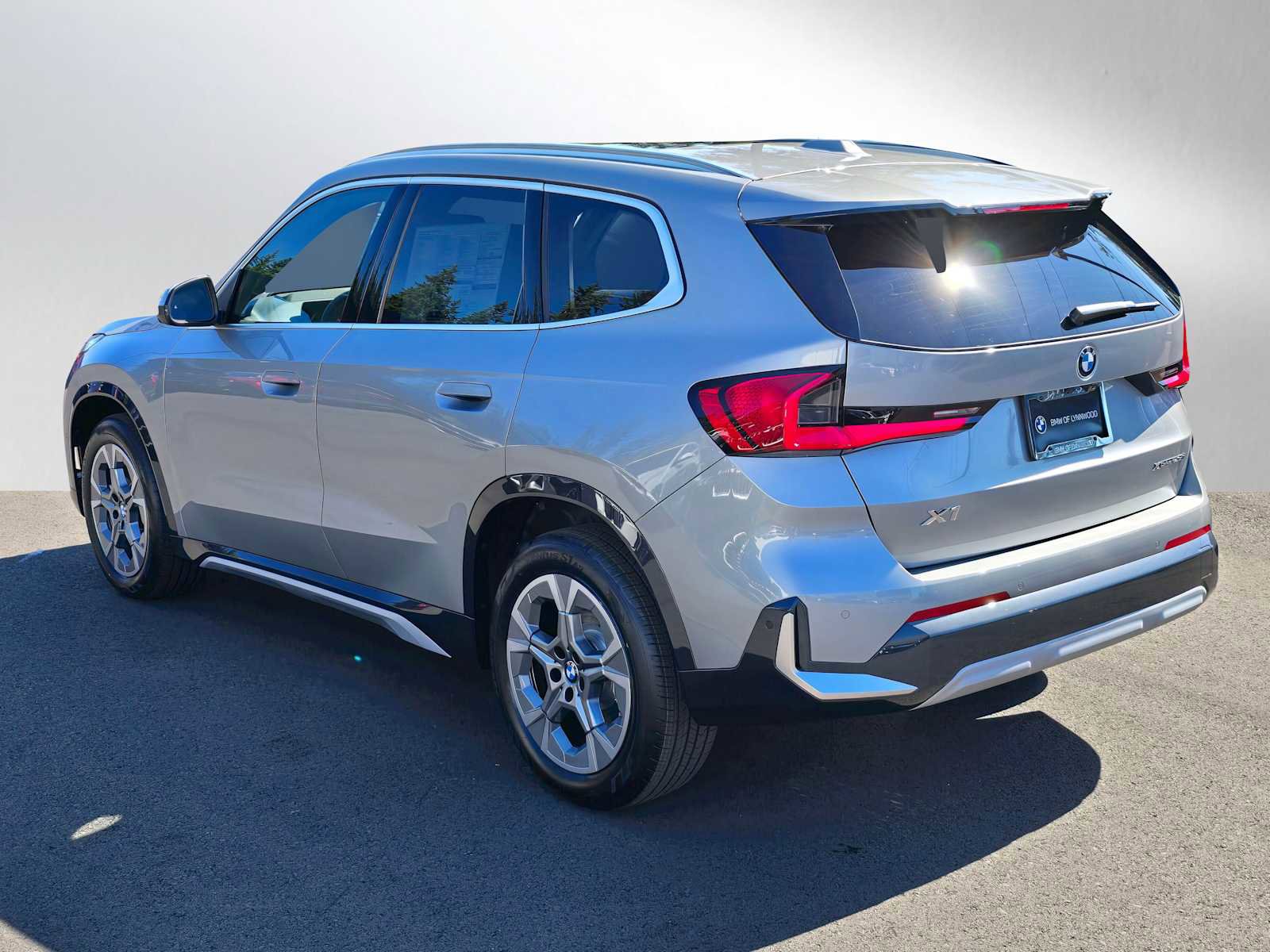 Used 2025 BMW X1 xDrive28i w/ Technology Package AWD/4WD image 5