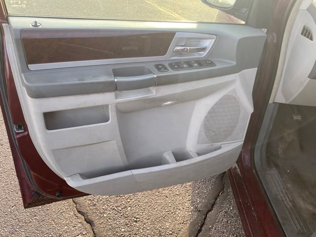 Used 2009 Chrysler Town & Country Touring image 14