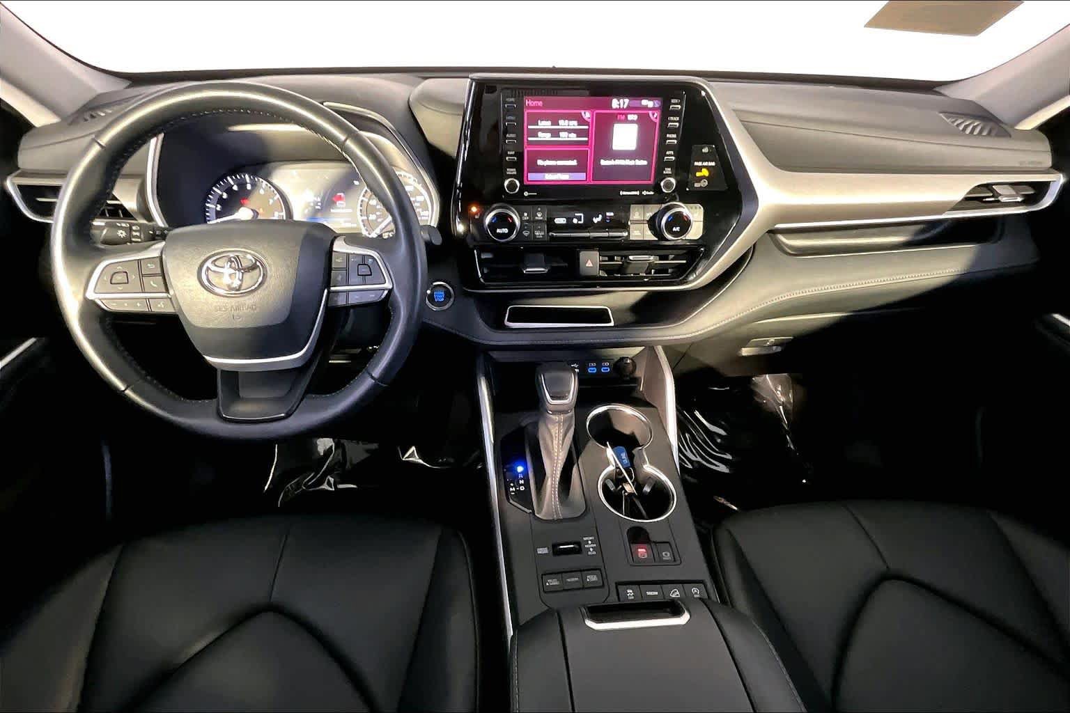 Used 2022 Toyota Highlander XLE AWD/4WD image 16