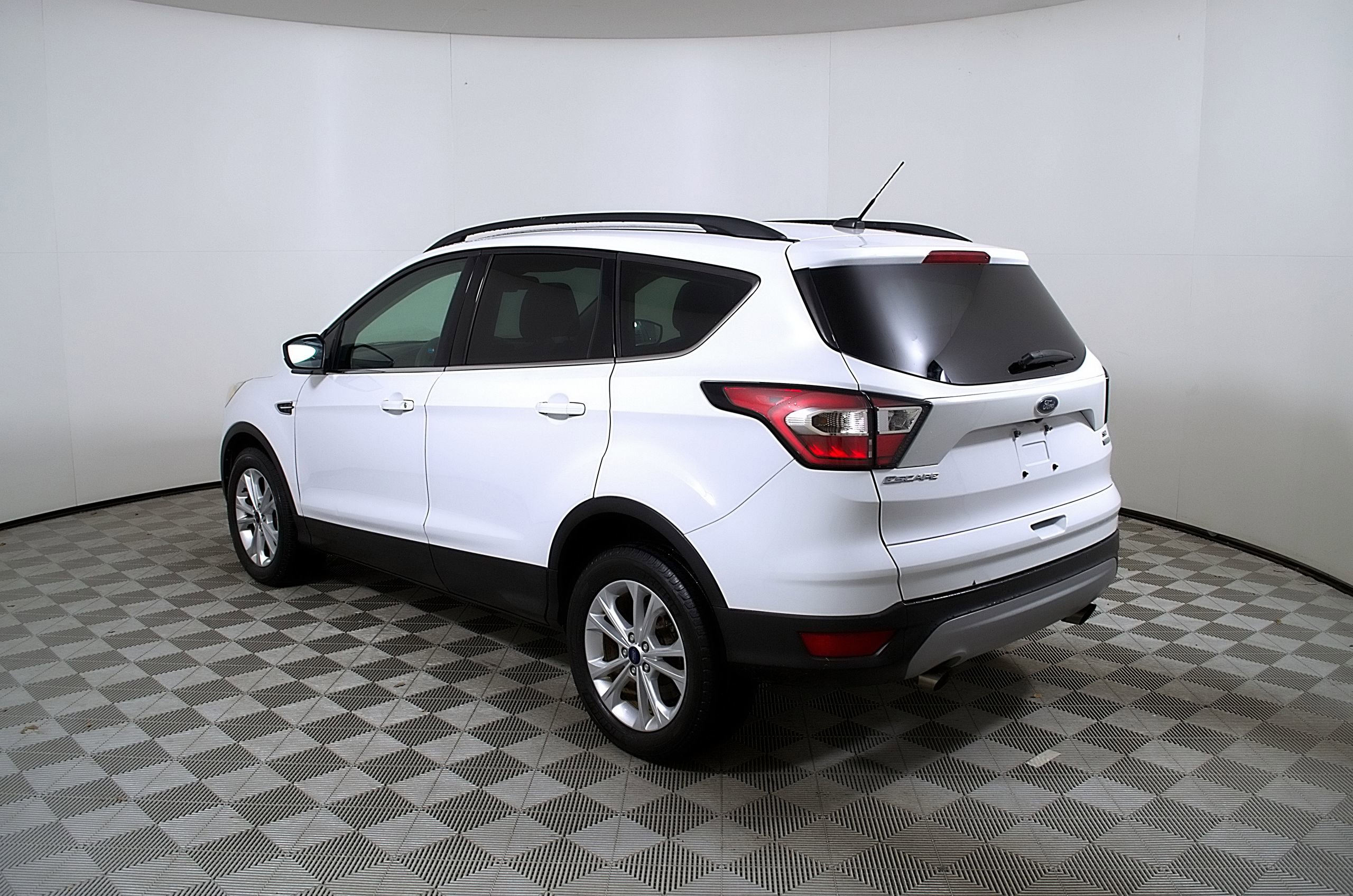 Used 2017 Ford Escape SE w/ Equipment Group 201A FWD image 9