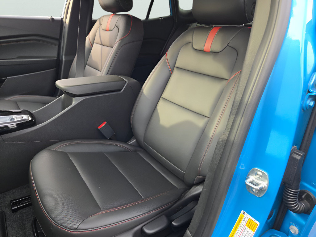 Used 2025 Chevrolet Trax RS w/ Sunroof Package FWD image 28