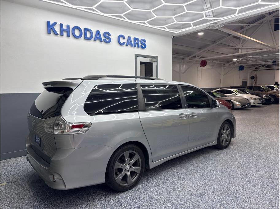 Used 2017 Toyota Sienna SE Premium image 8