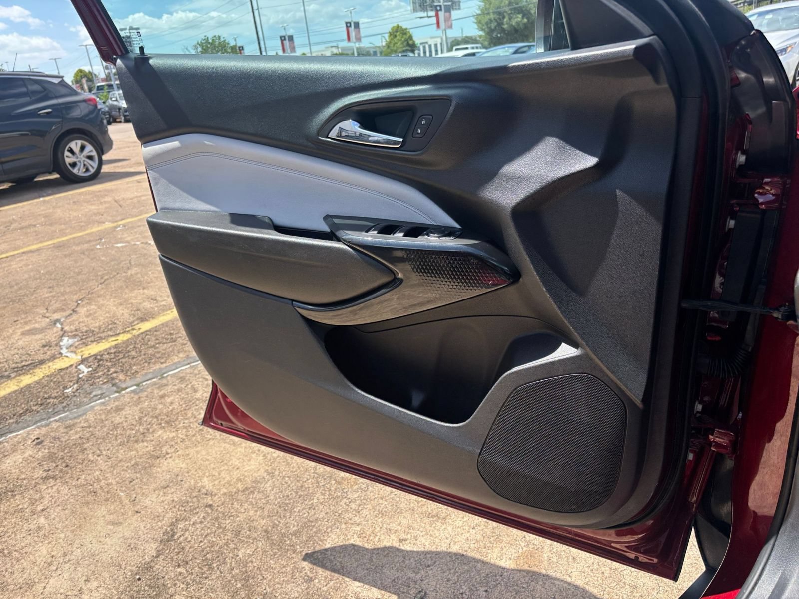 Used 2025 Chevrolet Trax LT FWD image 15