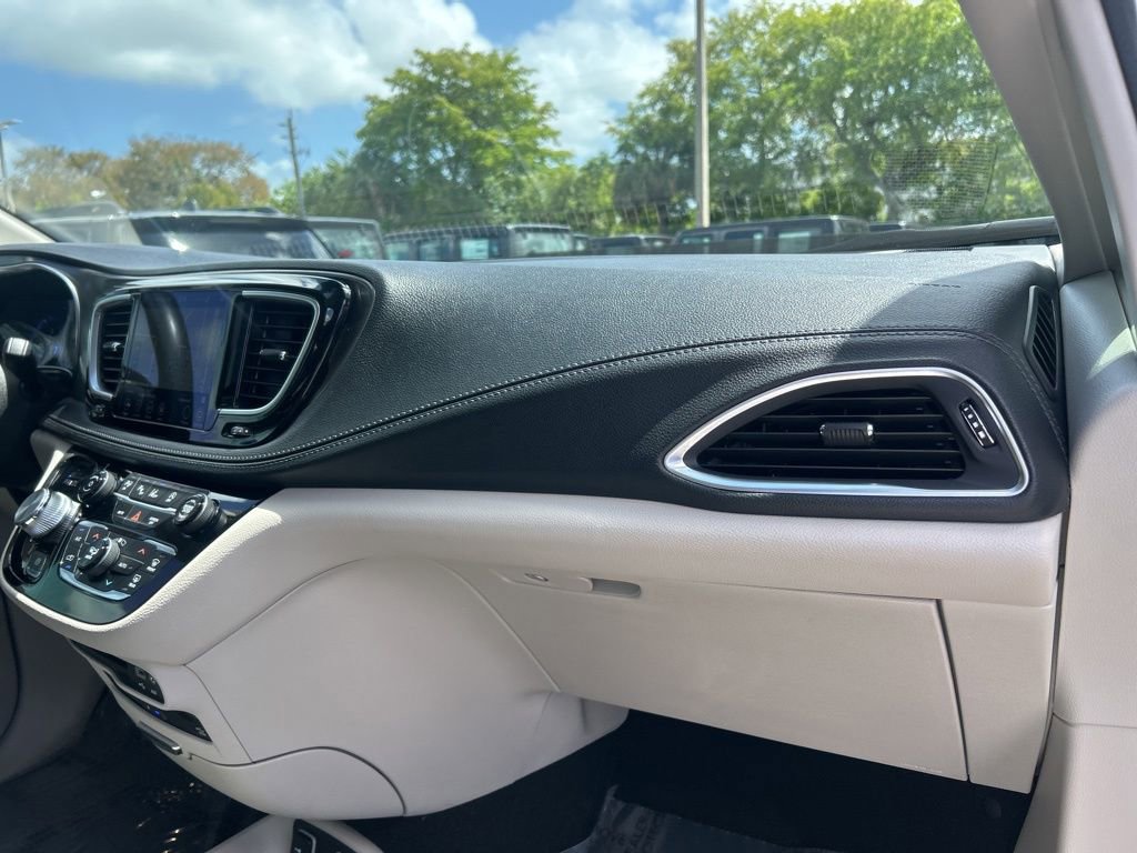 Used 2019 Chrysler Pacifica Limited w/ Tire & Wheel Group image 23