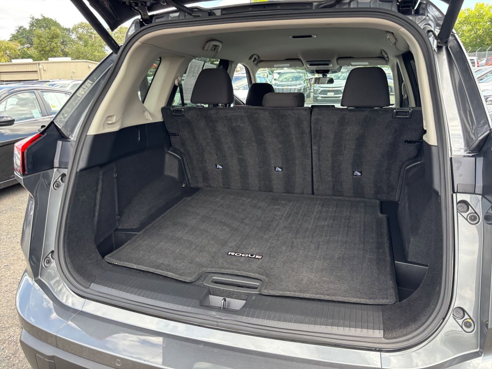 Used 2025 Nissan Rogue SV FWD image 33