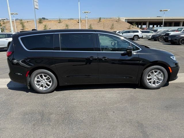 New 2026 Chrysler Pacifica Select FWD image 7