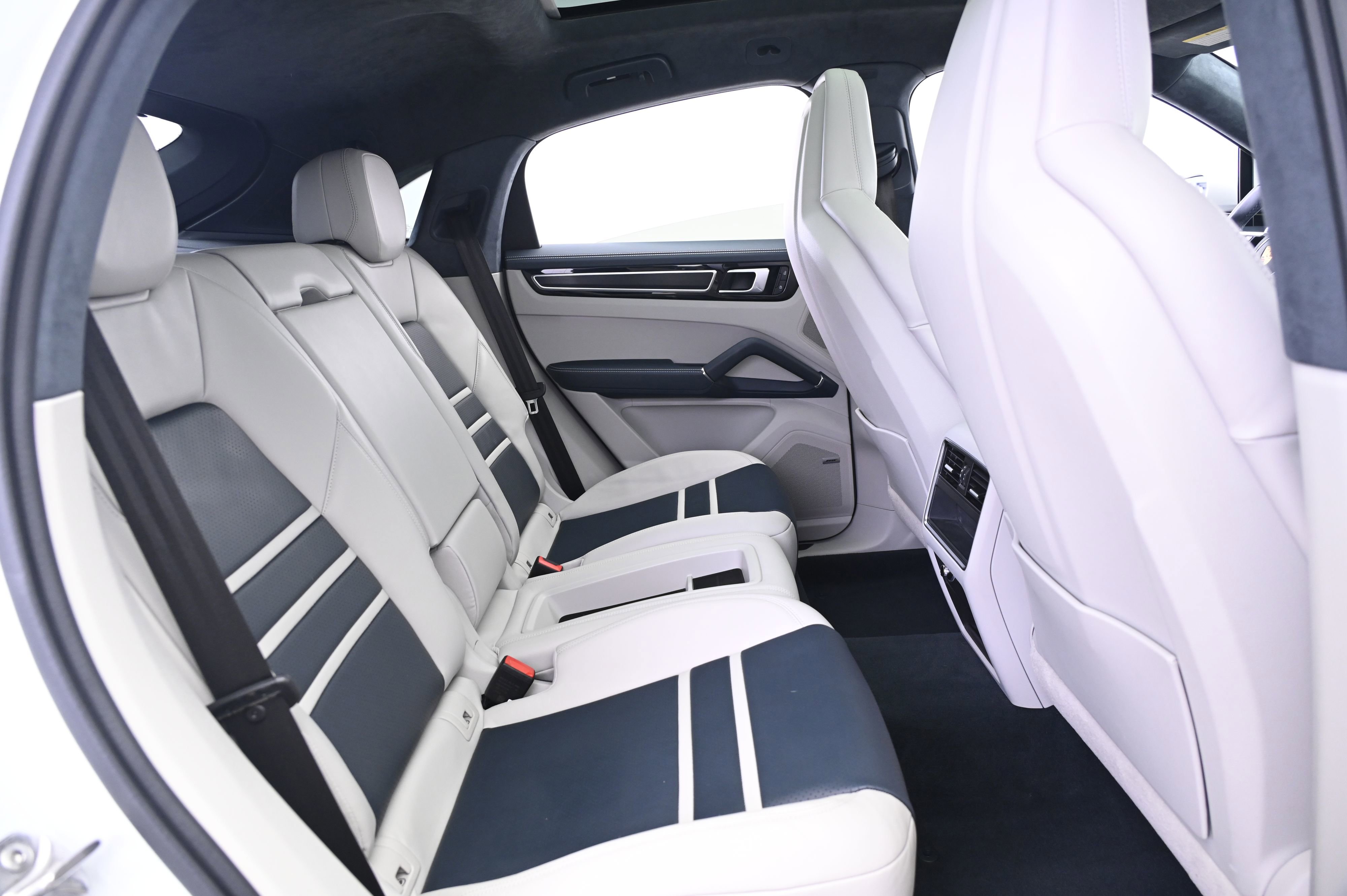 Used 2022 Porsche Cayenne GTS image 18