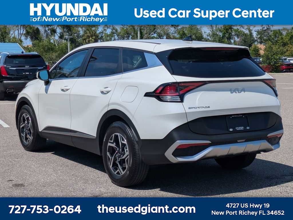 Used 2023 Kia Sportage LX FWD image 3