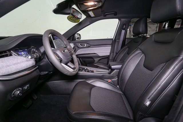 Used 2025 Jeep Compass Latitude image 37
