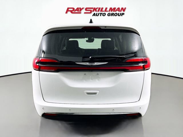 Used 2024 Chrysler Pacifica Touring-L image 6