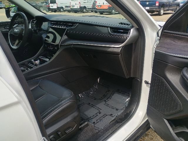 Used 2023 Jeep Grand Cherokee Limited w/ Black Appearance Package AWD/4WD image 13