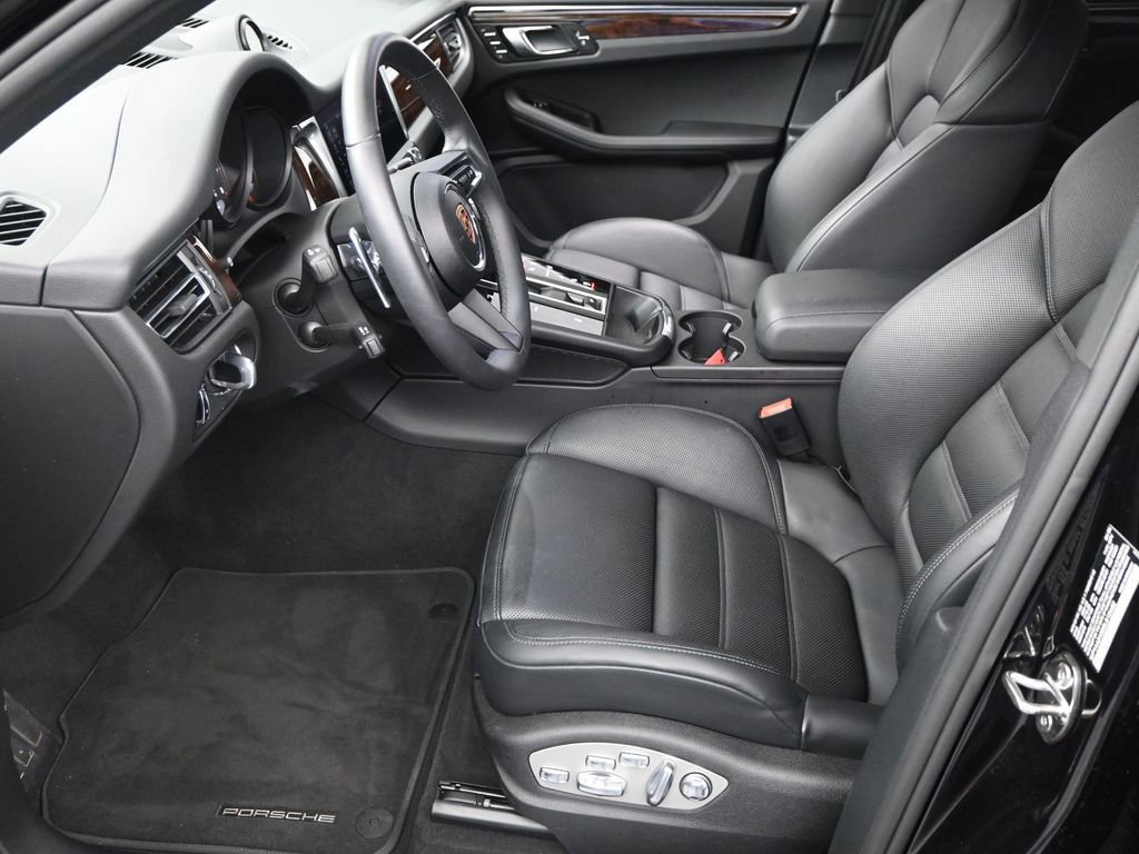 Certified 2025 Porsche Macan image 6