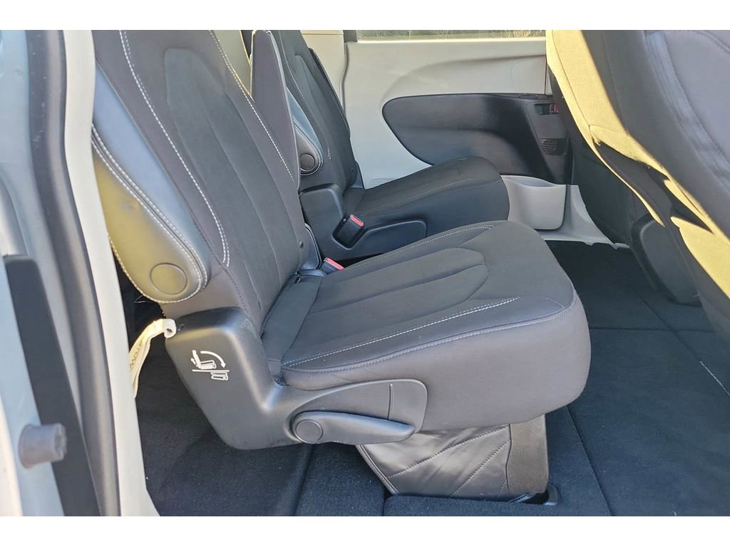 Used 2023 Chrysler Voyager LX image 19