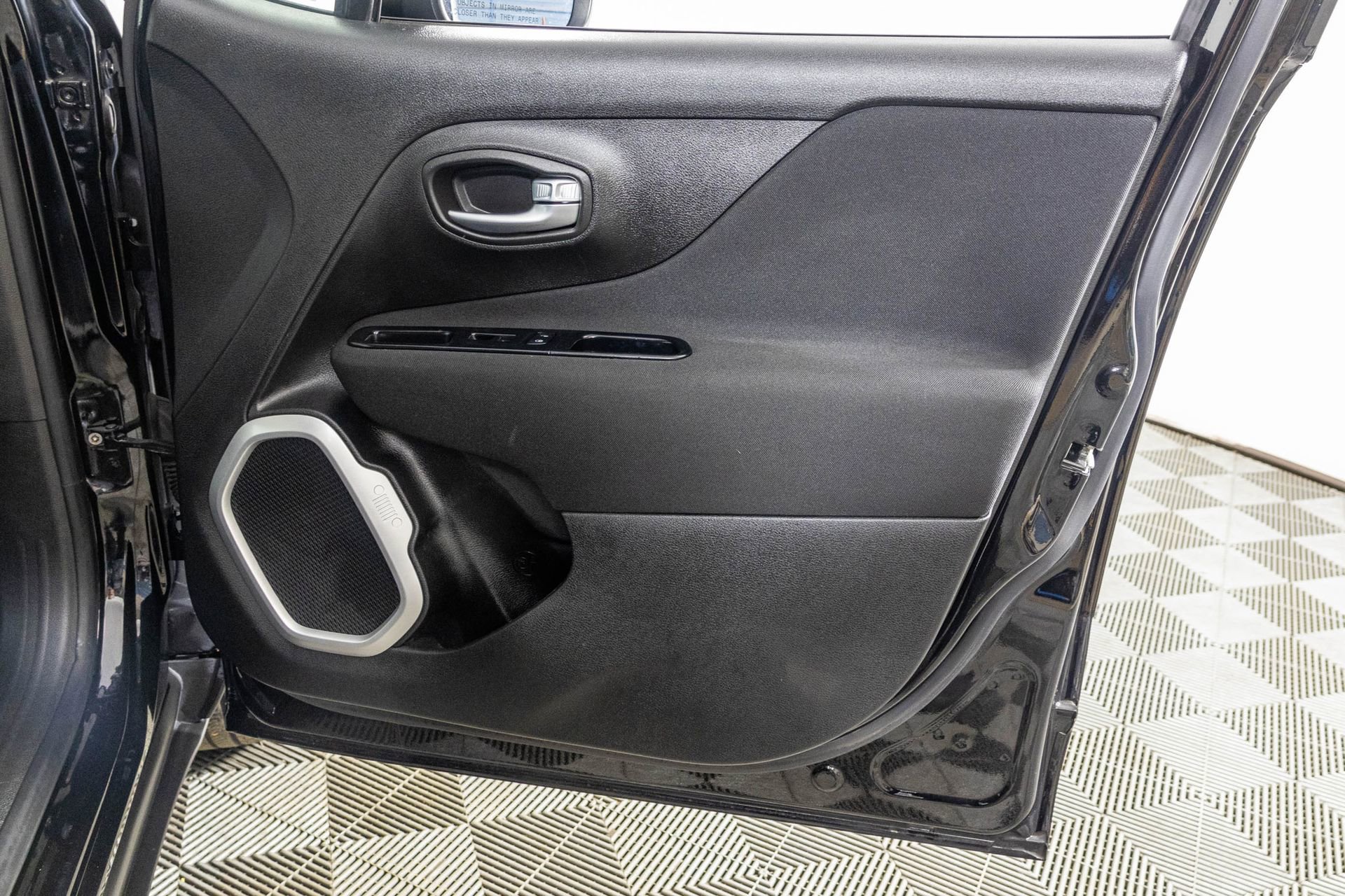 Used 2019 Jeep Renegade Latitude w/ Cold Weather Group image 48