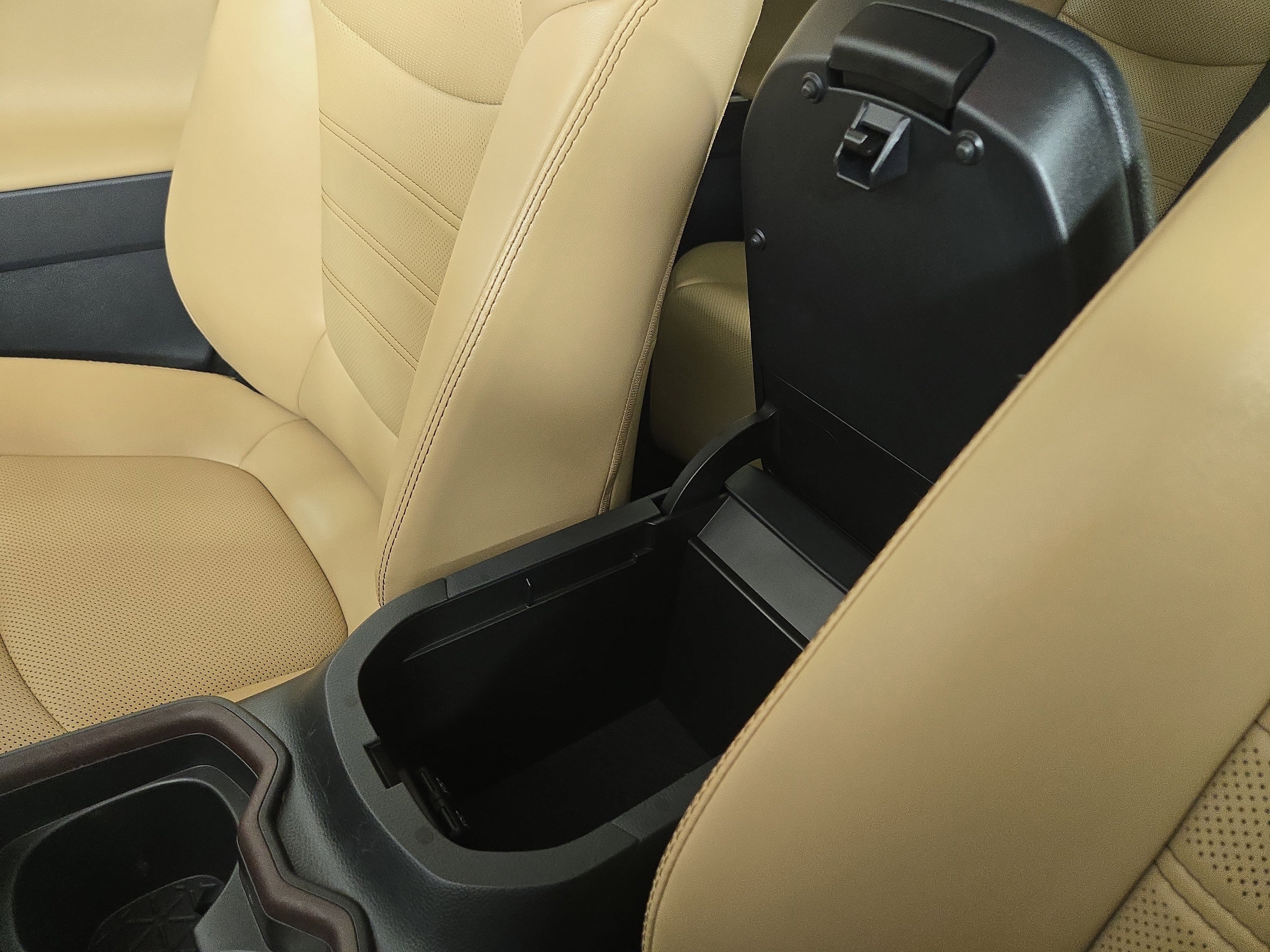 Used 2019 Toyota RAV4 Limited w/ Advanced Technology Package FWD image 29