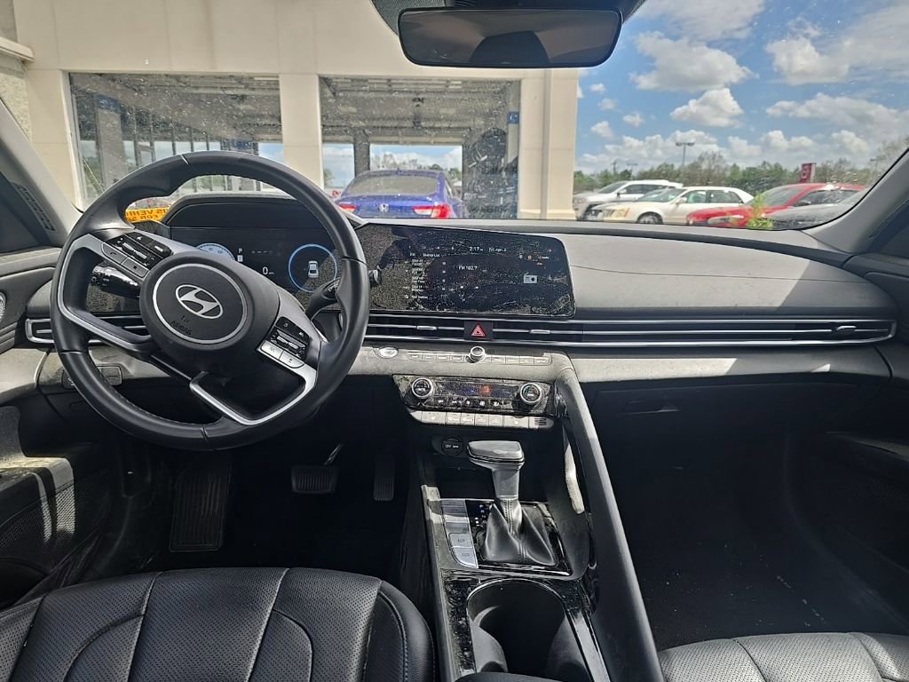 Used 2025 Hyundai Elantra Limited image 19