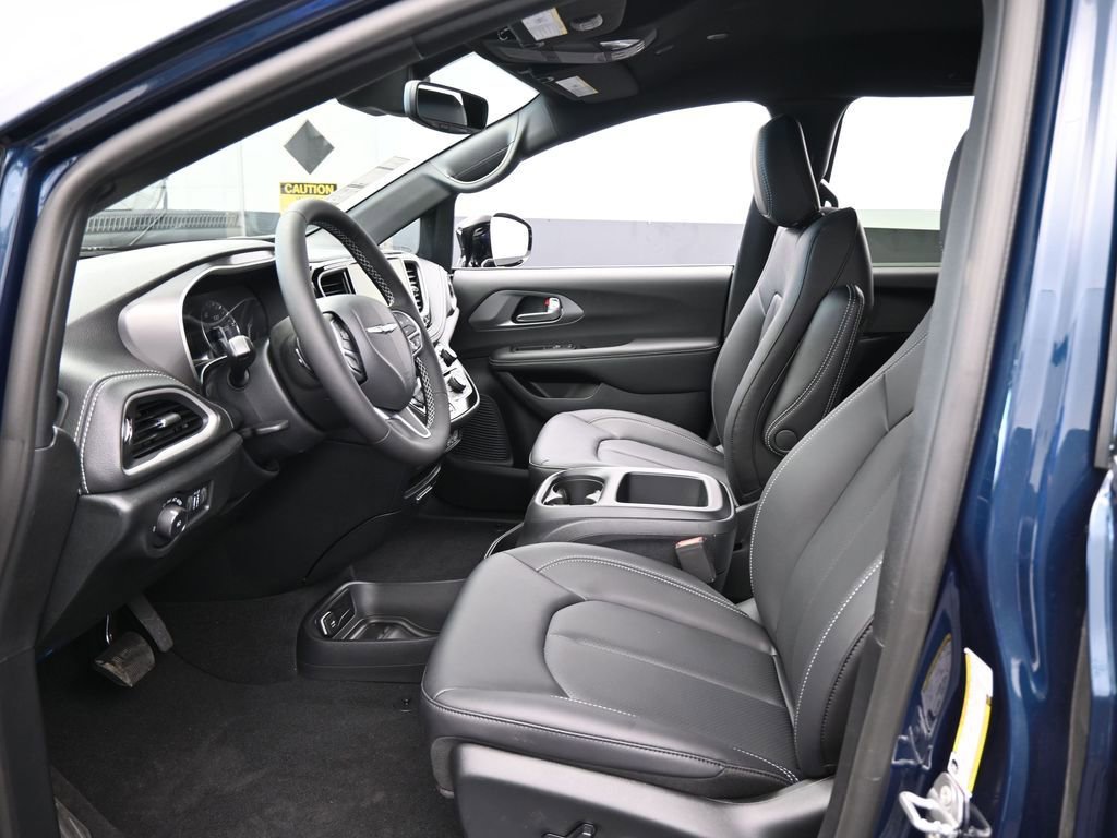 Used 2025 Chrysler Pacifica Select image 11