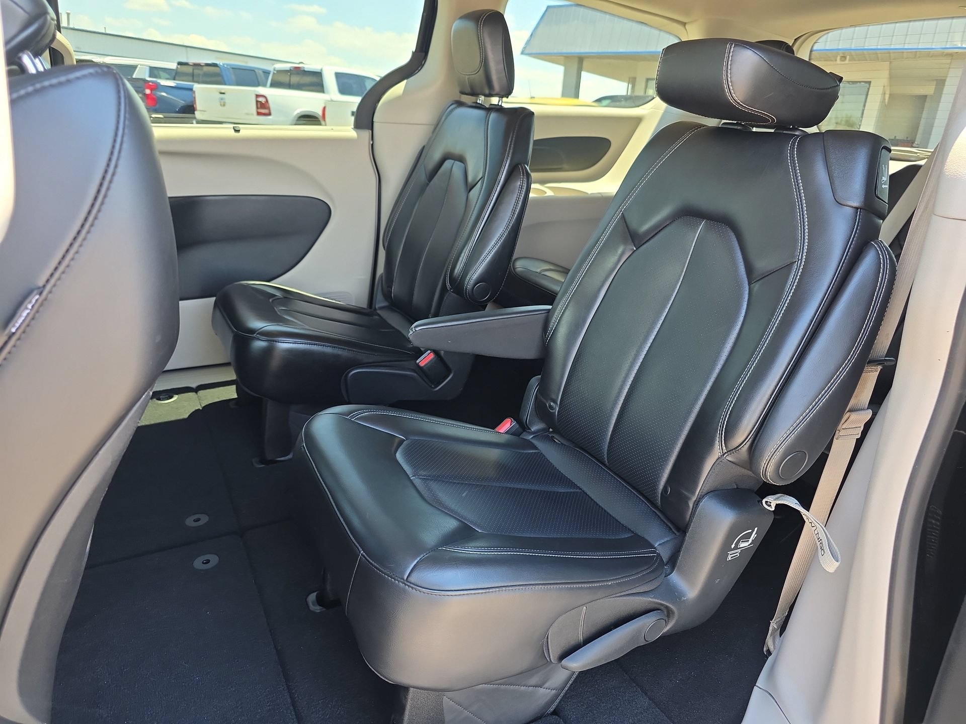 Used 2023 Chrysler Pacifica Touring-L FWD image 11