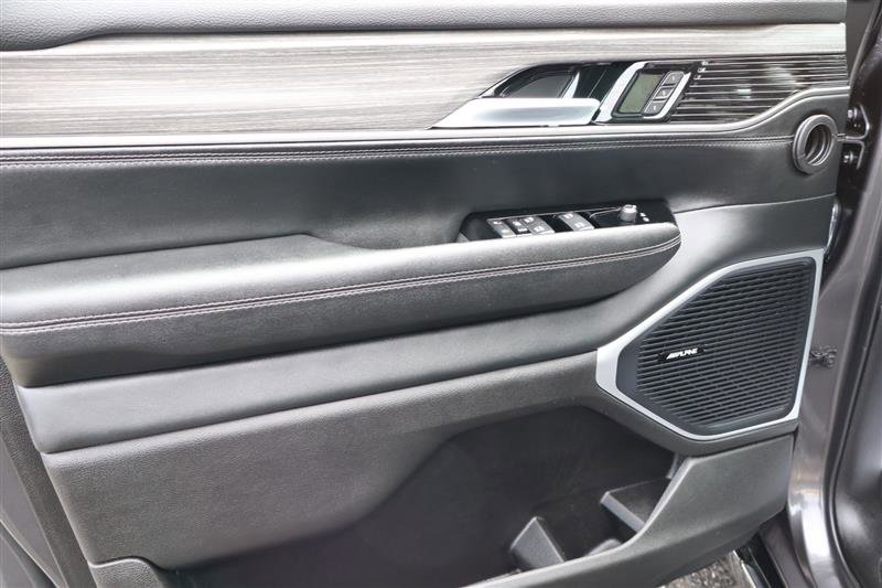 Used 2024 Jeep Wagoneer L Series II w/ Convenience Group I image 11