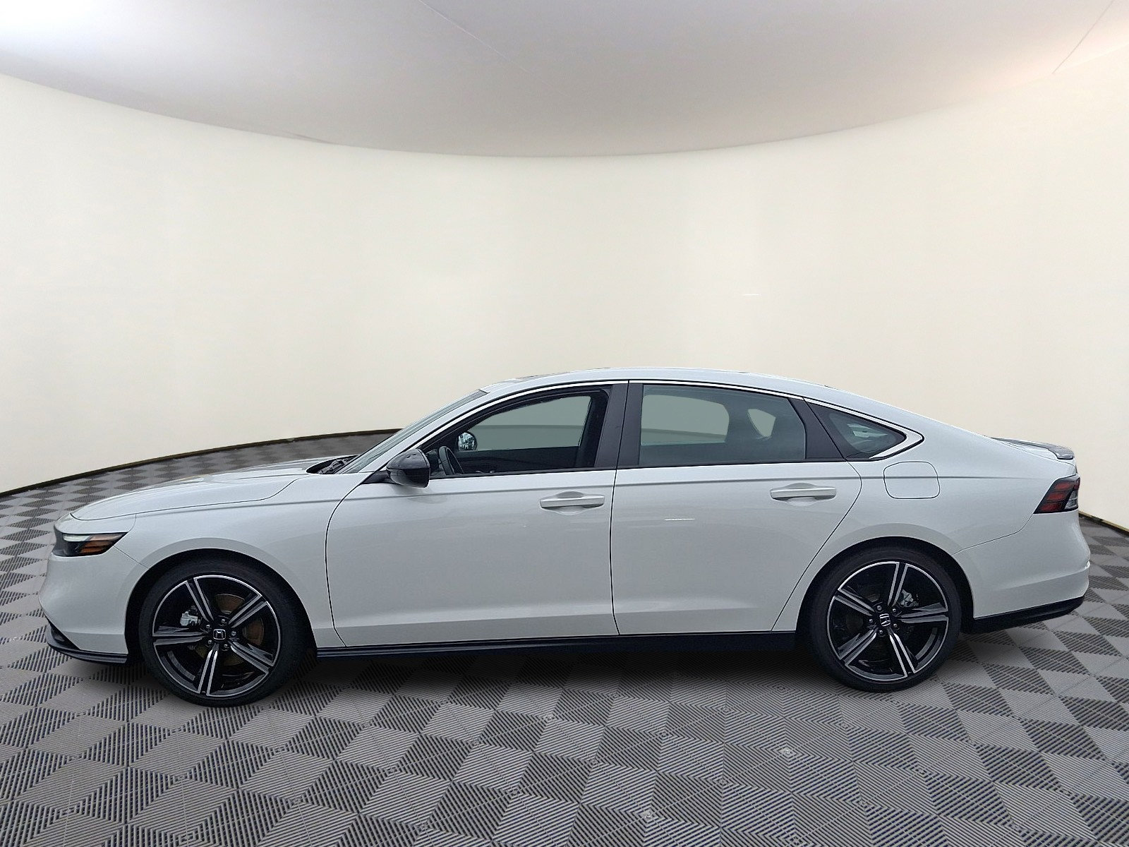 Used 2025 Honda Accord Sport image 4