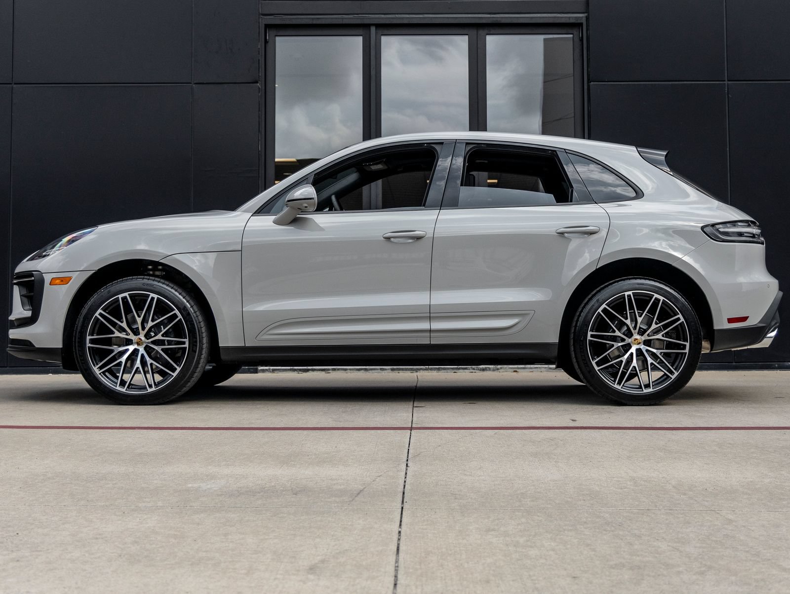 Certified 2026 Porsche Macan AWD/4WD image 2