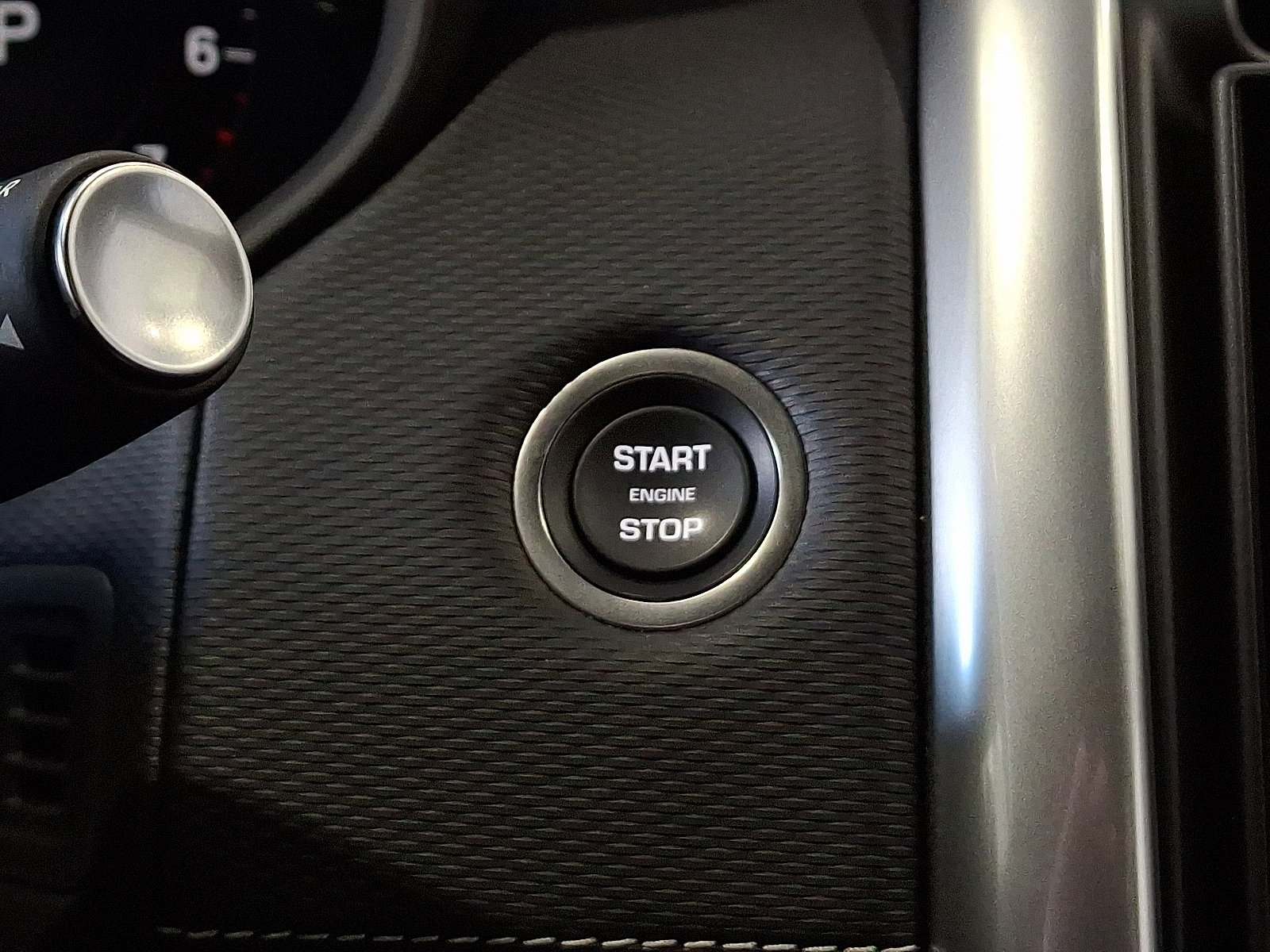 Certified 2025 Land Rover Discovery Dynamic SE image 23