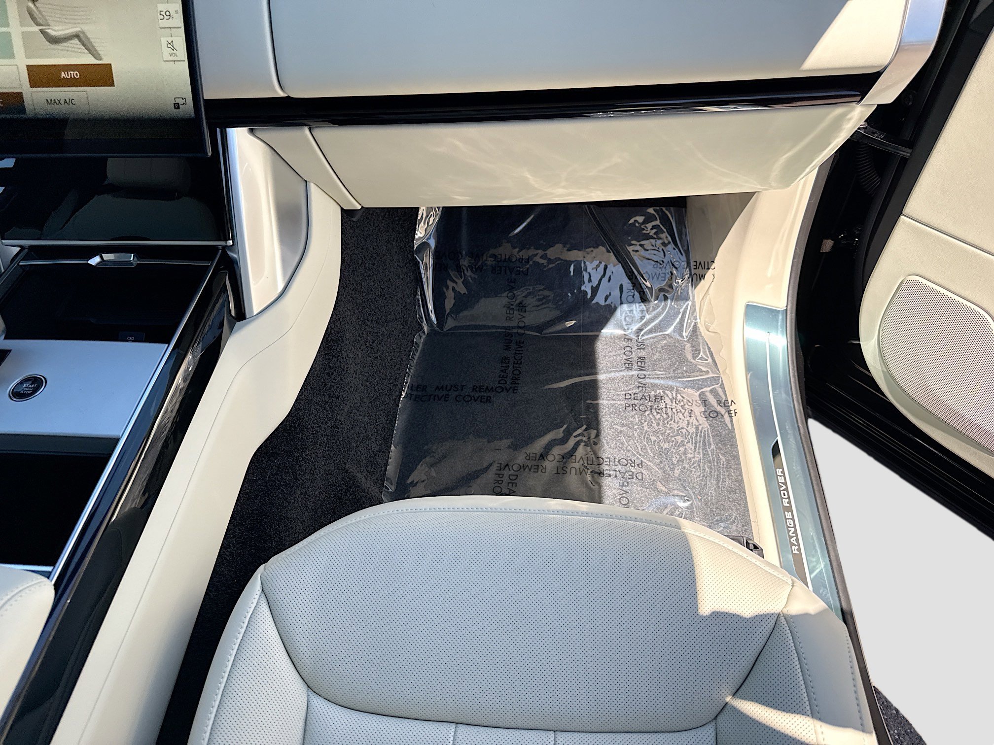 New 2026 Land Rover Range Rover Long Wheelbase SE AWD/4WD image 18