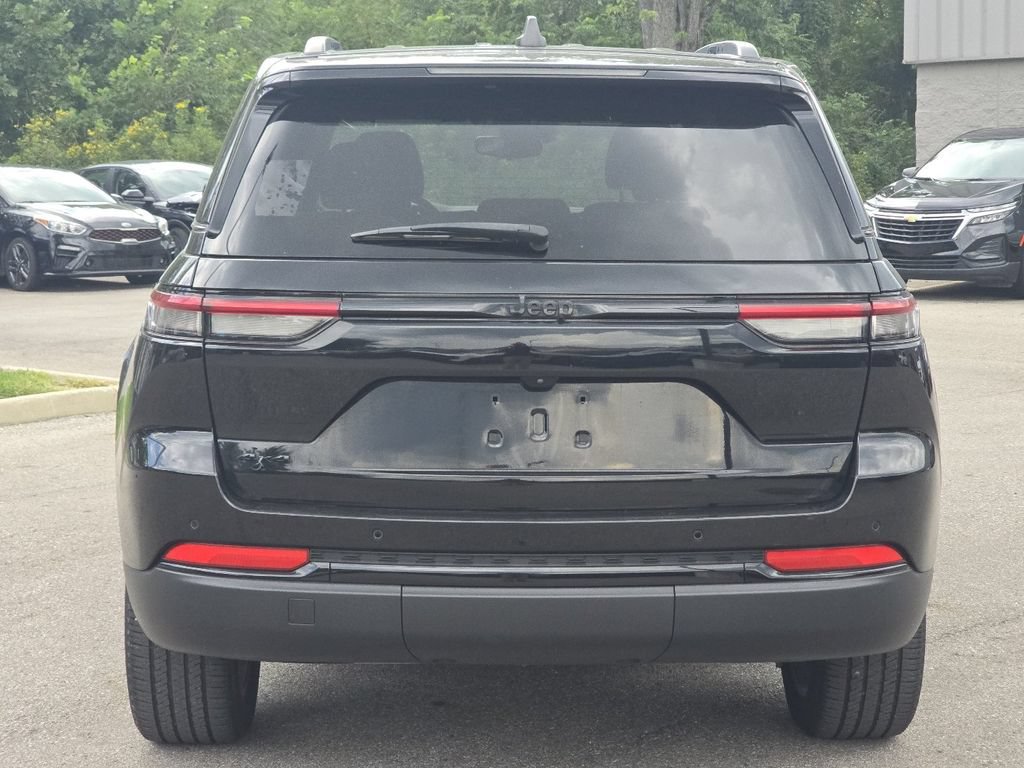 Used 2023 Jeep Grand Cherokee Altitude AWD/4WD image 13